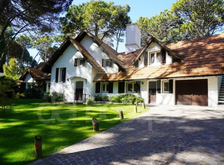 Casa · 429m² · 6 Ambientes · 1 Cochera