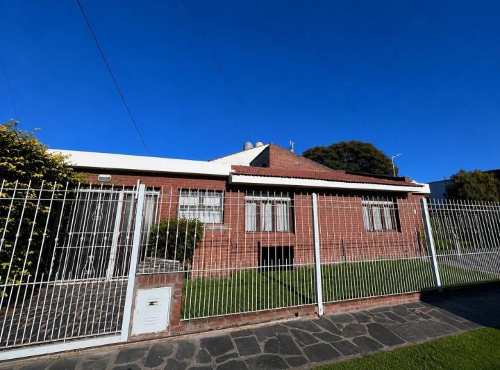 Casa · 110m² · 4 Ambientes · 2 Cocheras