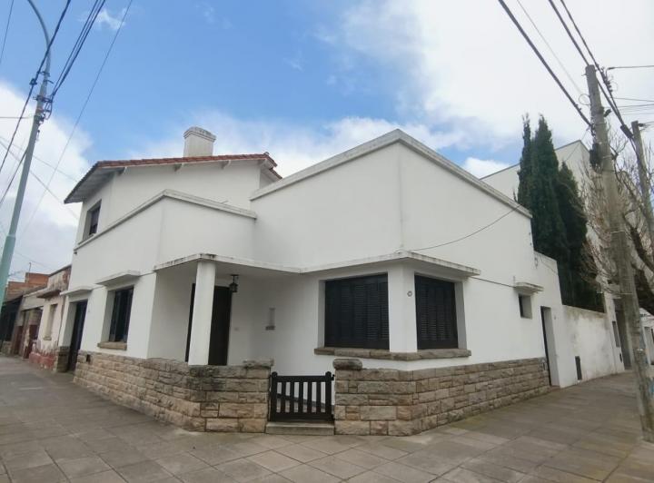 Casa · 210m² · 2 Dormitorios · 1 Cochera