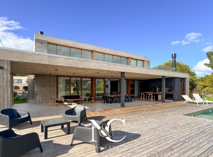 Casa · 285m² · 7 Ambientes · 2 Cocheras