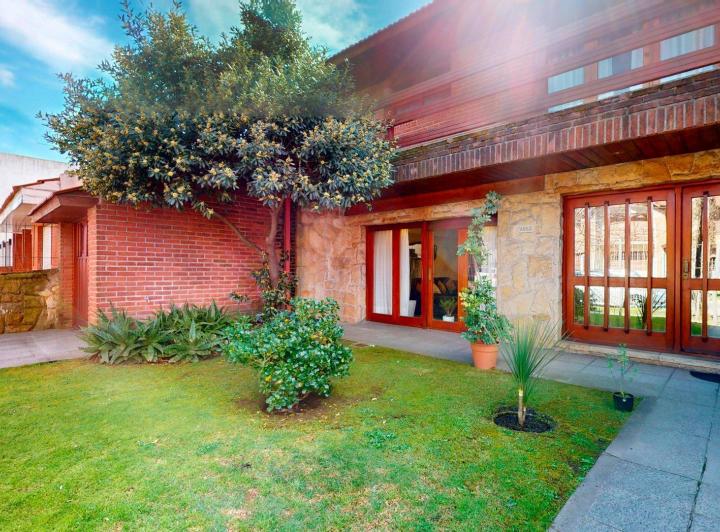 Casa · 330m² · 5 Ambientes · 2 Cocheras