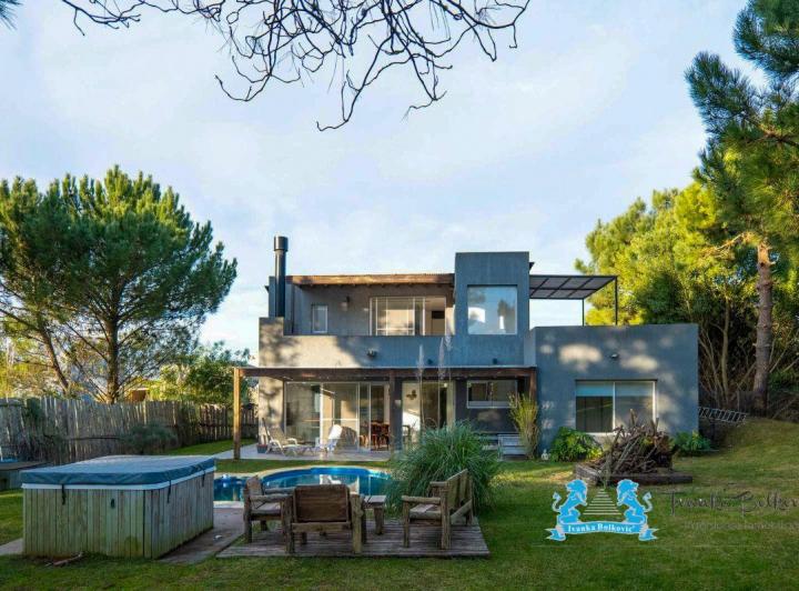 Casa · 240m² · 5 Ambientes