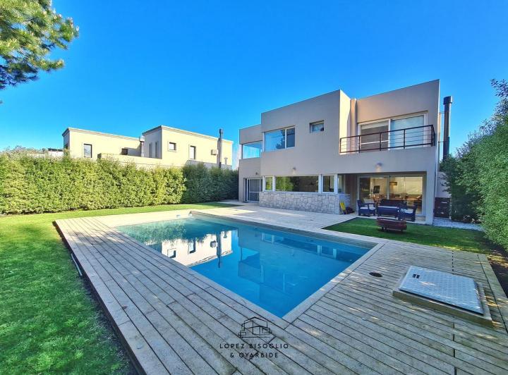 Casa · 300m² · 4 Ambientes · 3 Cocheras