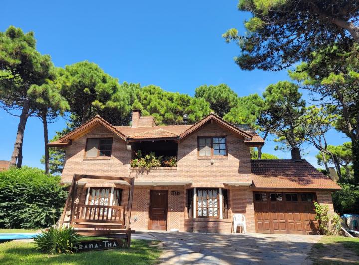 Casa · 243m² · 5 Dormitorios · 2 Cocheras