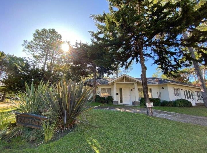 Casa · 890m² · 5 Ambientes · 1 Cochera