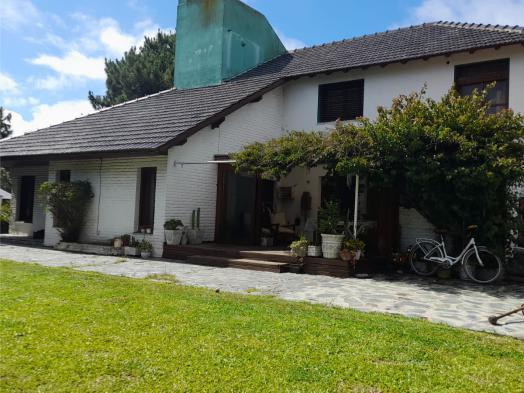 Casa · 229m² · 7 Ambientes · 1 Cochera
