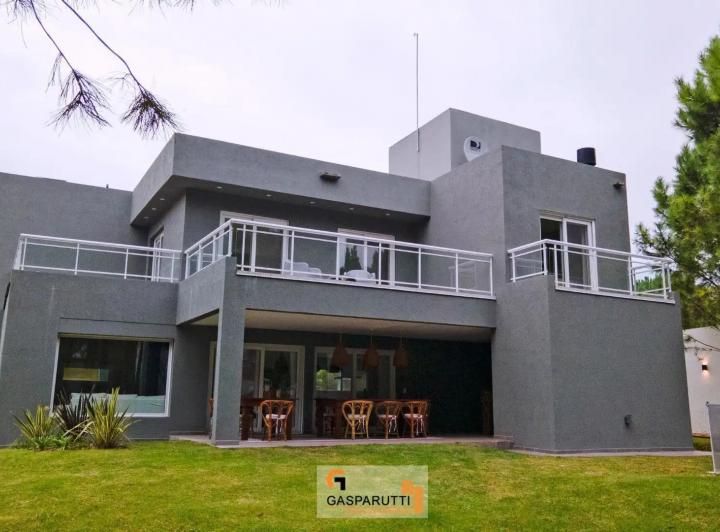 Casa · 277m² · 5 Ambientes · 2 Cocheras