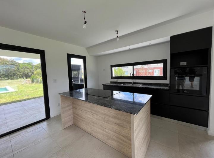 Casa · 140m² · 5 Ambientes · 3 Cocheras