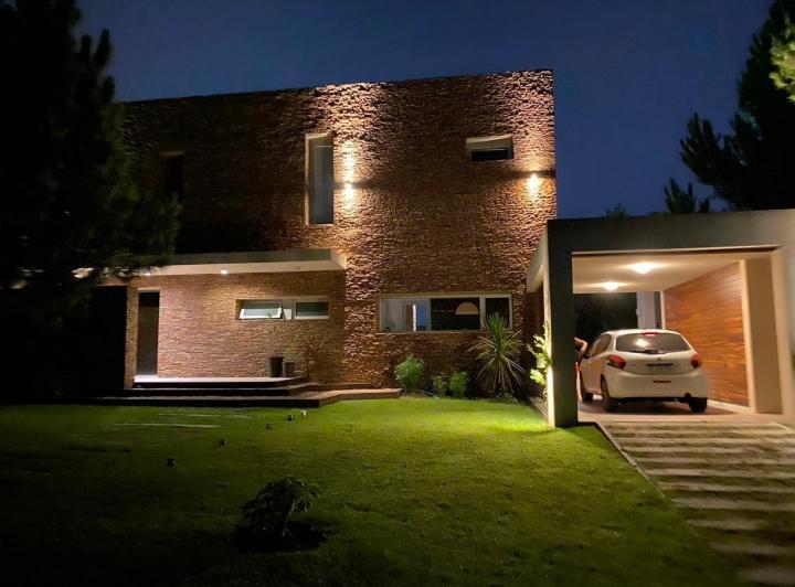 Casa · 347m² · 5 Ambientes · 1 Cochera