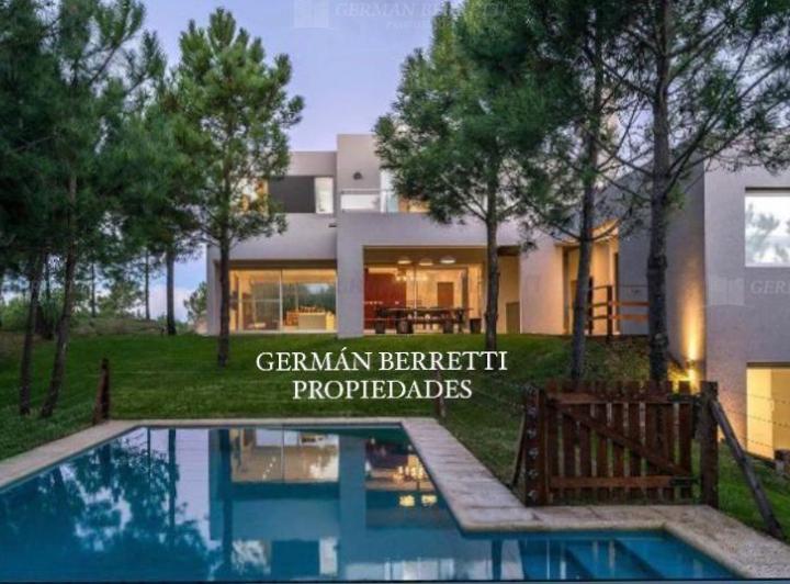 Casa · 380m² · 6 Ambientes · 3 Cocheras