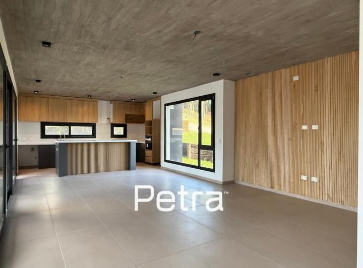 Casa · 250m² · 5 Ambientes · 3 Cocheras