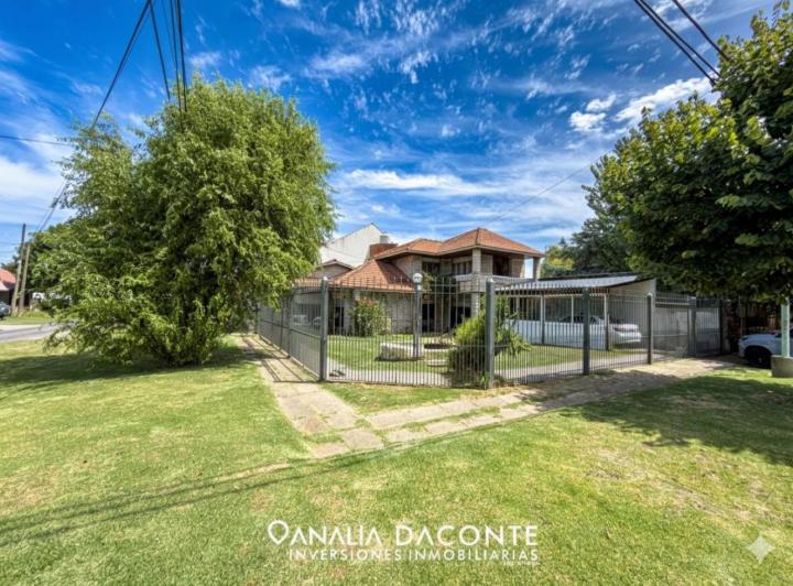 Casa · 240m² · 5 Ambientes · 1 Cochera