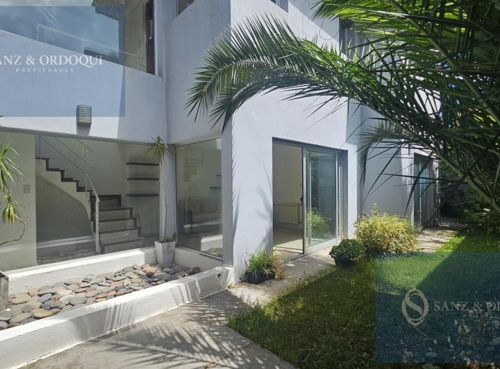 Casa · 210m² · 5 Ambientes · 2 Cocheras