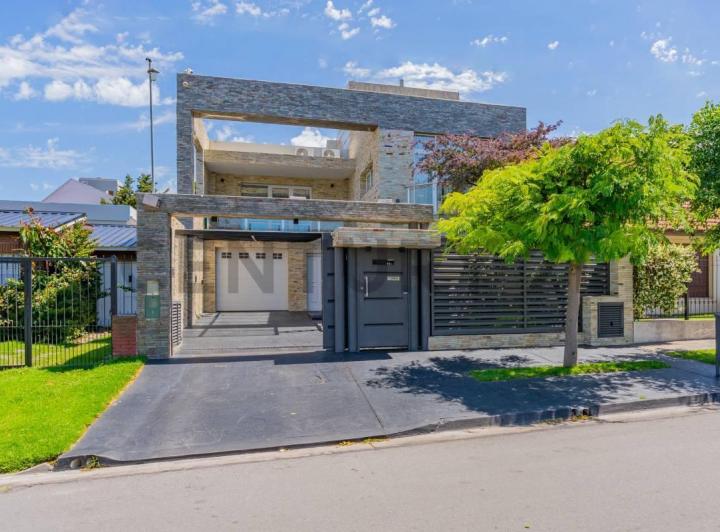 Casa · 322m² · 4 Ambientes · 2 Cocheras