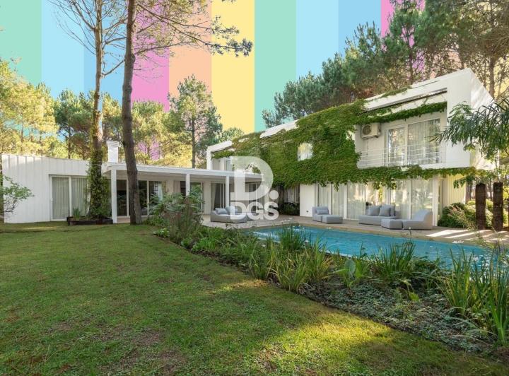 Casa · 310m² · 4 Ambientes · 1 Cochera