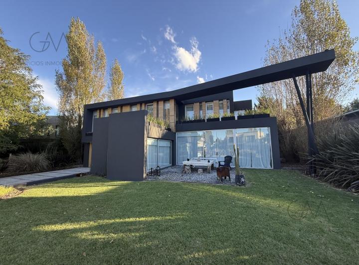 Casa · 350m² · 6 Ambientes · 4 Cocheras