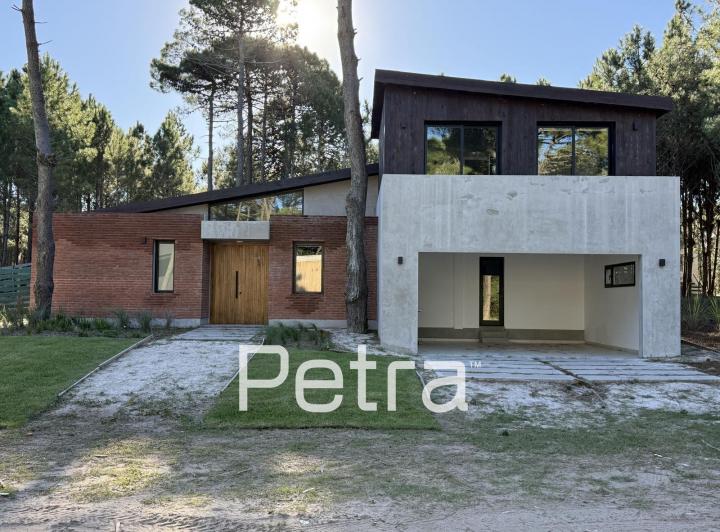 Casa · 800m² · 6 Ambientes · 1 Cochera
