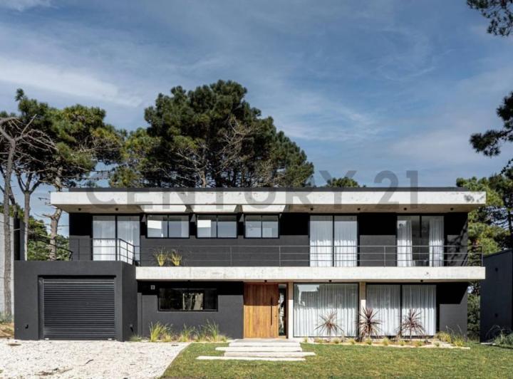 Casa · 276m² · 5 Ambientes · 1 Cochera