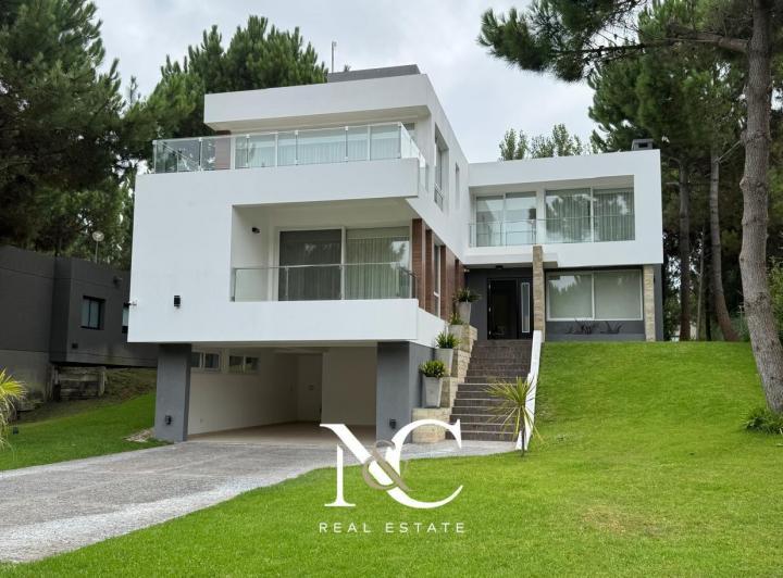 Casa · 276m² · 5 Ambientes · 1 Cochera