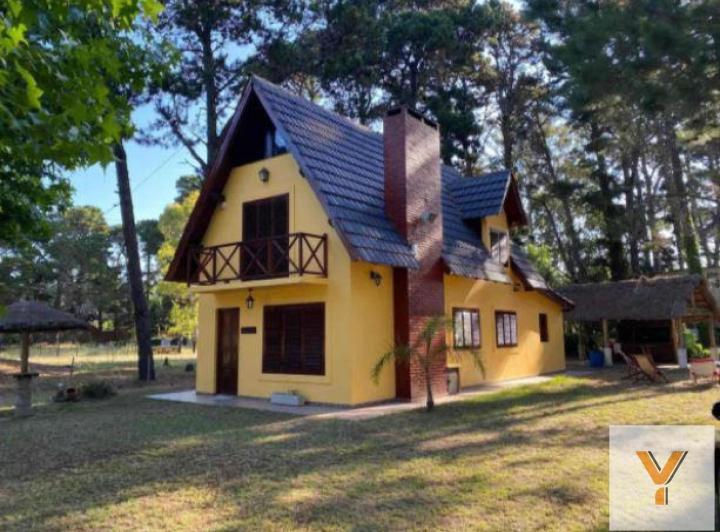 Casa · 160m² · 8 Ambientes · 1 Cochera