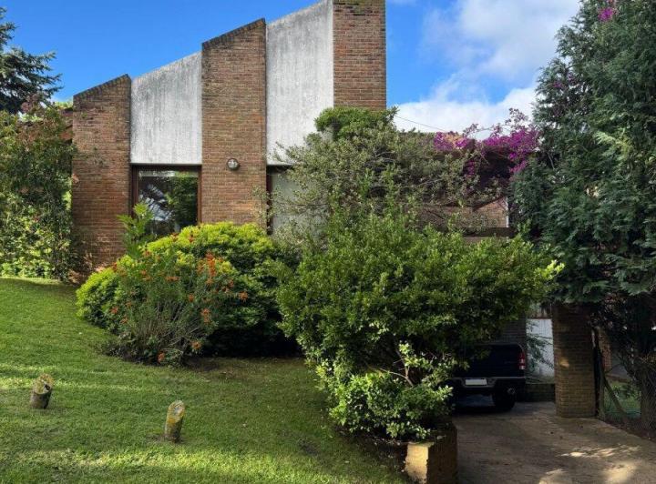 Casa · 252m² · 4 Ambientes · 1 Cochera