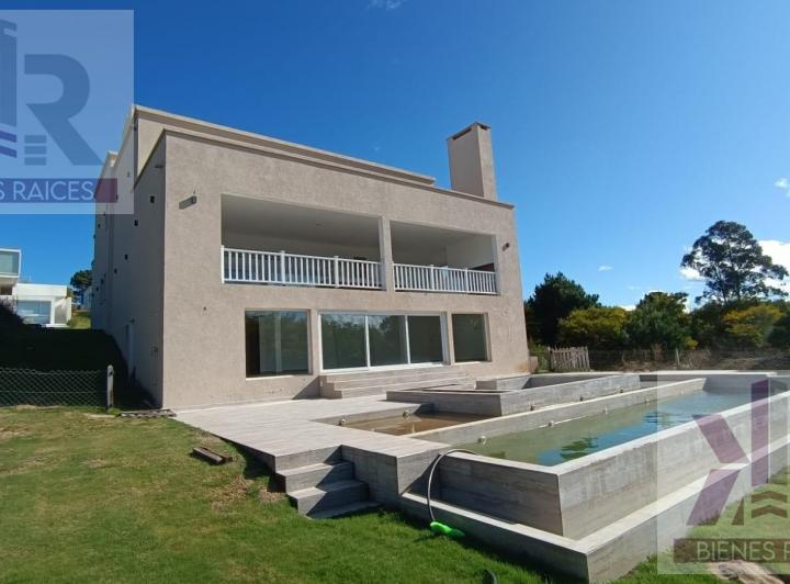 Casa · 418m² · 7 Ambientes · 1 Cochera