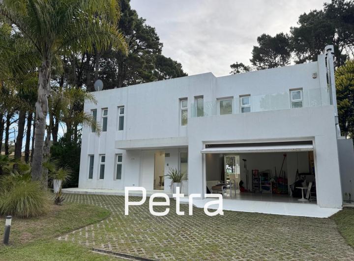 Casa · 180m² · 4 Ambientes · 4 Cocheras