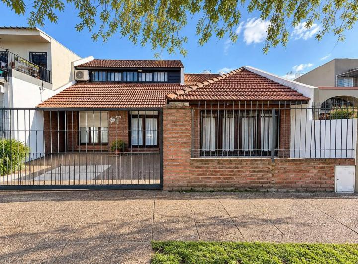 Casa · 210m² · 5 Ambientes · 1 Cochera