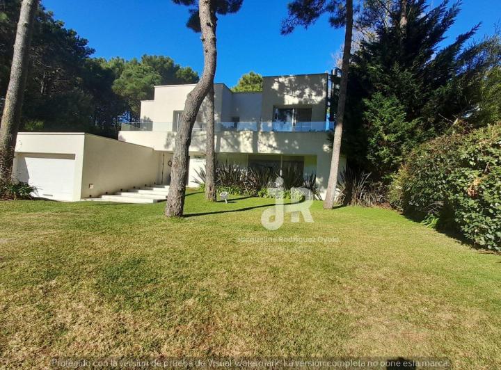 Casa · 367m² · 7 Ambientes · 1 Cochera