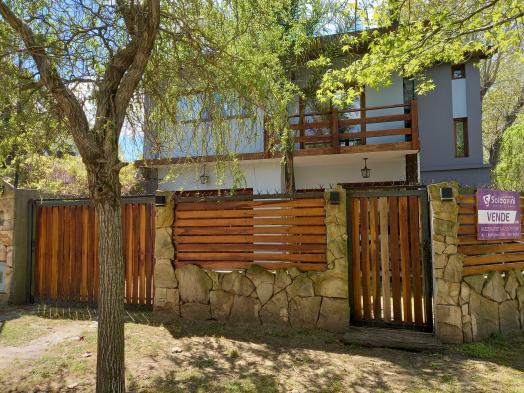 Casa · 195m² · 6 Ambientes · 1 Cochera