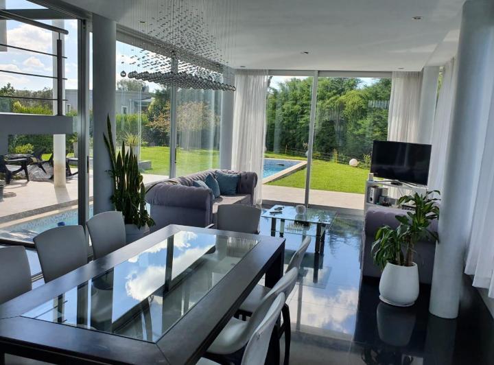 Casa · 280m² · 5 Ambientes · 2 Cocheras