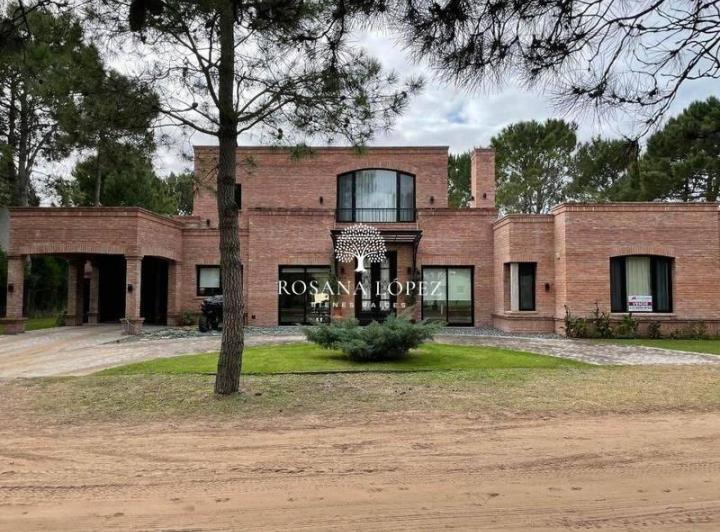 Casa · 260m² · 5 Ambientes · 1 Cochera