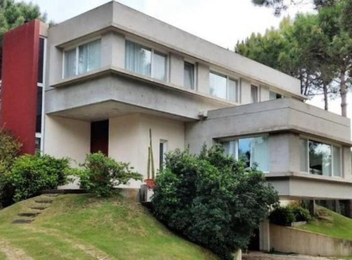 Casa · 380m² · 6 Dormitorios · 2 Cocheras