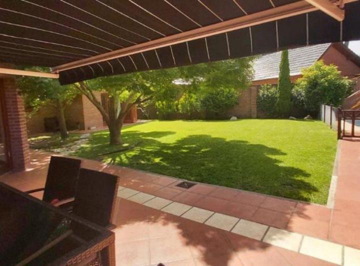 Casa · 450m² · 6 Ambientes · 4 Cocheras