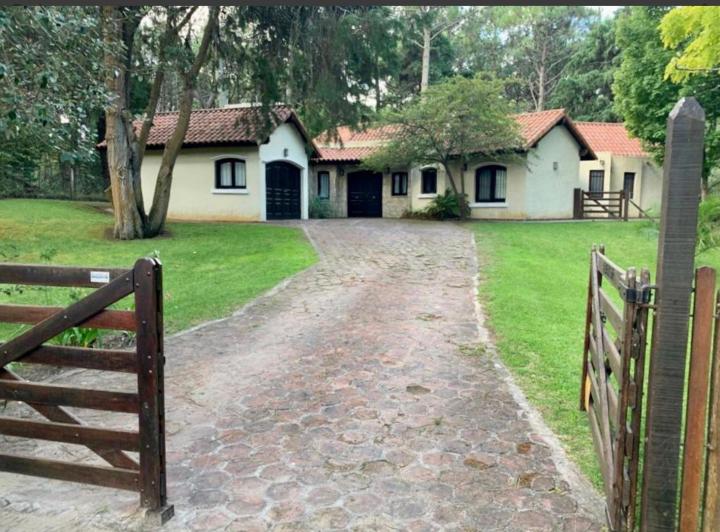Casa · 330m² · 5 Ambientes · 1 Cochera