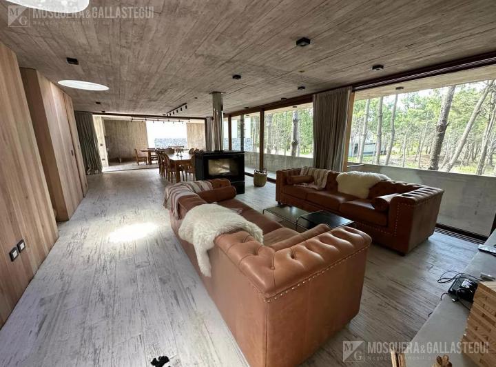Casa · 1000m² · 7 Ambientes