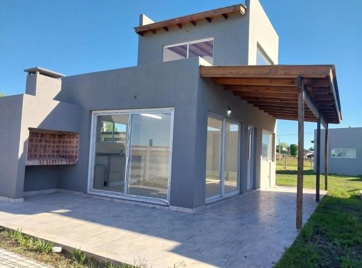 Casa · 100m² · 3 Ambientes · 4 Cocheras