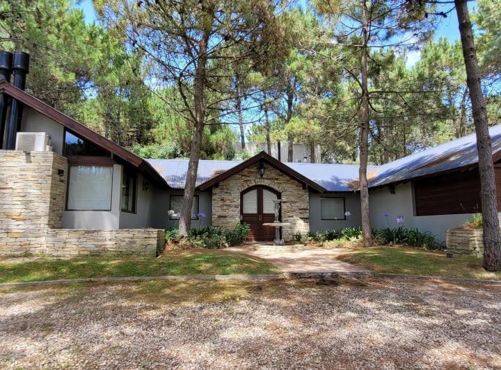 Casa · 343m² · 3 Dormitorios · 2 Cocheras