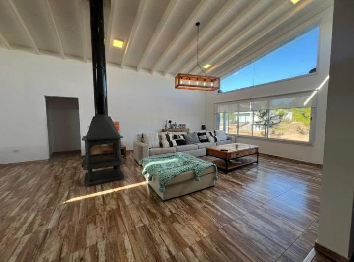 Casa · 217m² · 7 Ambientes · 4 Cocheras