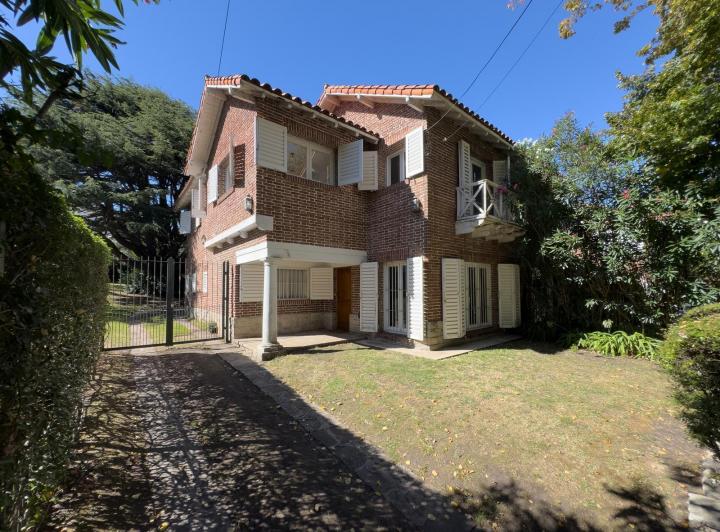 Casa · 225m² · 5 Ambientes · 4 Cocheras