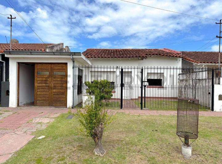 Casa · 230m² · 3 Ambientes · 1 Cochera