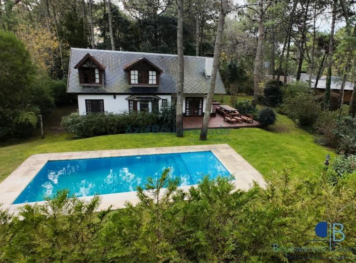 Casa · 172m² · 6 Ambientes · 1 Cochera