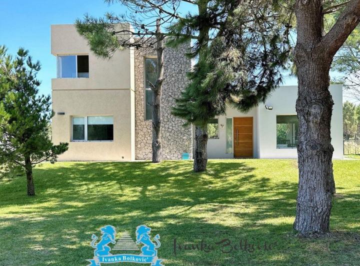 Casa · 200m² · 5 Ambientes · 1 Cochera