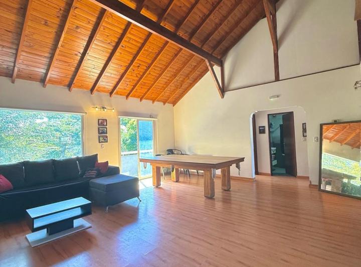 Casa · 260m² · 4 Ambientes · 2 Cocheras