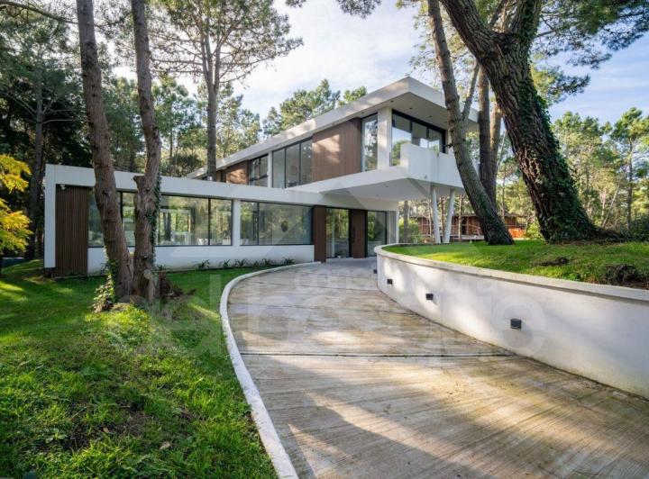 Casa · 316m² · 6 Ambientes · 1 Cochera