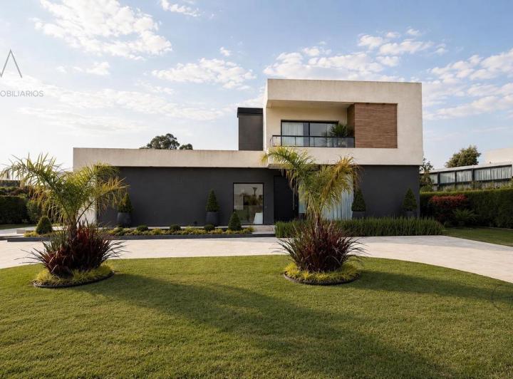 Casa · 242m² · 4 Ambientes · 2 Cocheras