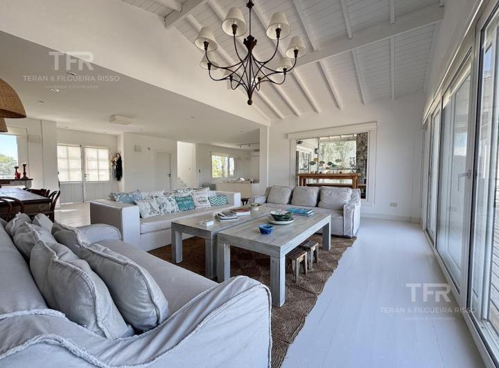 Casa · 349m² · 7 Ambientes · 1 Cochera