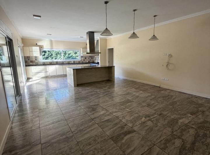 Casa · 400m² · 6 Ambientes · 1 Cochera