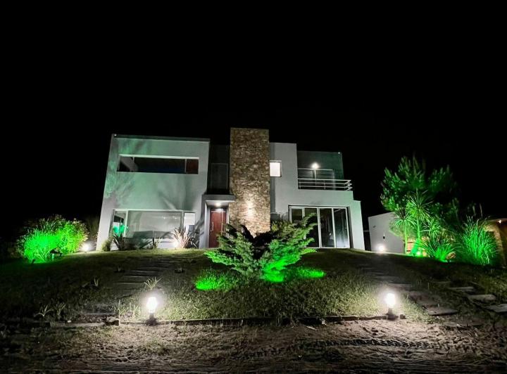 Casa · 310m² · 5 Ambientes · 3 Cocheras