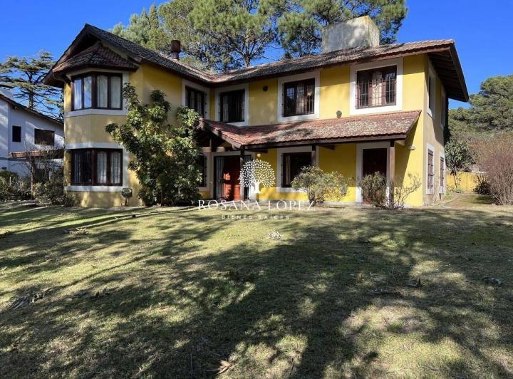 Casa · 270m² · 5 Ambientes · 1 Cochera